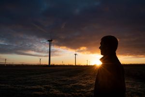 En stor del af de solcelleparker, som er på vej i Danmark, skyder op på markerne i landkommuner. Men her kan man allerede producere mere vedvarende energi, end man selv kan bruge. Derfor bør solcellerne ifølge fagfolk sættes op andre steder i landet.
