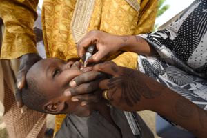 Millioner af børn i verdens fattige lande har ikke fået vaccinestik mod livsnødvendige sygdomme pga. coronapandemien. 