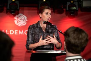 Statsminister Mette Frederiksen udelukker ikke, at sagen om de slettede sms'er kan være årsag til tilbagegangen.