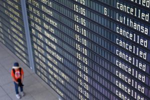 Lufthansa-ansatte strejker onsdag for bedre løn. Passagerer kan risikere at vente flere dage på at komme hjem.