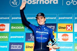 22-årige Remco Evenepoel slog blandt andre Jonas Vingegaard i kampen om cykelsportens sæsonhæder.