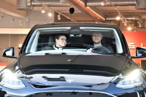 Tesla i Aarhus fik æren af at udlevere de første fem Model Y Performance-biler fra den nye fabrik ved Berlin. To købere gik målrettet efter en tysk model, der har voldsomme kræfter og vigtige forbedringer. 