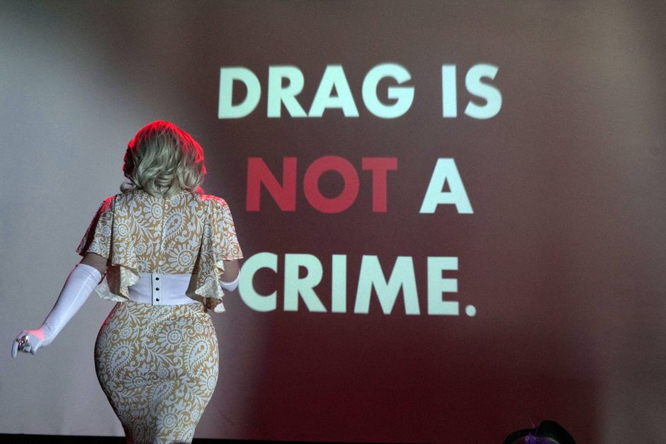 En lov, der forbyder dragshows, og som blev underskrevet i februar, er ifølge dommer både vag og for bred.