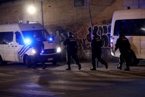 Betjent blev stukket i halsen i Bruxelles og er død af sine kvæstelser. Antiterrorenhed efterforsker angrebet.