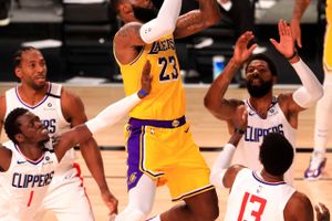 NBA er tilbage. Fredag morgen dansk tid vandt Los Angeles Lakers over lokalrivalerne LA Clippers.