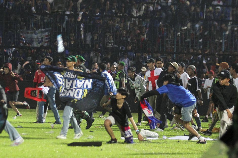 129 mennesker er dræbt i optøjer efter en fodboldkamp i Malang, hvor politi brugte tåregas mod fans på banen.
