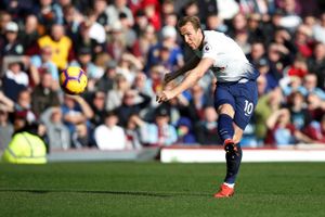 Tottenhams stjerneangriber Harry Kane sparker på mål i et Premier League-opgør mod Burnley. Foto: Andrew Yates/Reuters