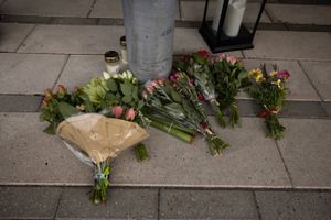 En 37-årig kvinde blev dræbt foran sit arbejde i Holbæk i november. Hendes ufødte barn døde efter nogle dage.