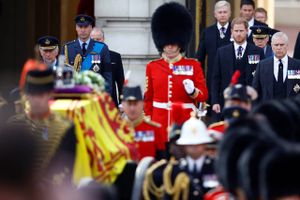Briterne står i kø for at sige farvel til dronning Elizabeth i Westminster Hall i London.