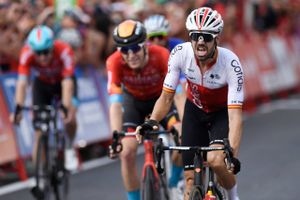 Feltet fik ikke indhentet et udbrud, og spanske Jesús Herrada spurtede sig til etapesejr i Vuelta a Espana.