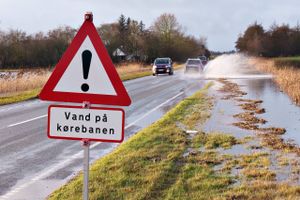Voldsomt vejr med regn og vindstød af stormstyrke forventes at ramme det meste af landet søndag, oplyser DMI. 