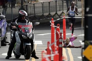 En førende løber kollapsede kort efter et toiletbesøg, da kenyanere tog begge titler ved New York Marathon.