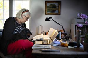 Fjodor Dostojevskij er kendt som romanlitteraturens flagskib med stor eksistentiel tyngde og et tungt og tragisk indhold. Temaerne er komplekse, men dog genkendelige, og i hans psykologiske realisme er der mange mennesker at følges med for den moderne læser. Den 11. november ville forfatteren være fyldt 200 år.