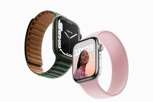Mere skærmplads og hurtigere opladning er omdrejningspunkt for den syvende generation af Apples ur, som måske nok er en lille opgradering, men kan være prikken over for i’et for dem med hang til et lidt større ur.