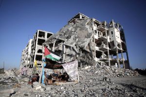 Palæstinensiske flygtninge søger midlertidigt ly, efter deres hjem i Beit Lahiya i den nordlige Gaza-stribe er blevet ødelagt under den seneste Gaza-krig i sommeren 2014.