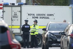 Tre mænd er anholdt i sag om eksplosion i en taxi ved et hospital i Liverpool, hvor en blev dræbt og en såret.