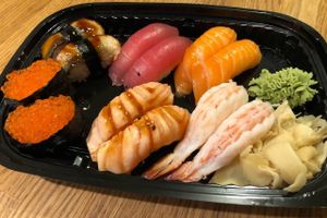 På Skovvejen i Aarhus ligger et lille sushisted, man udmærket kan hente mad fra. Men ikke helt uden forhindringer.