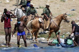 Det Hvide Hus kalder billeder af grænsebetjente til hest for horrible. Tusindvis af haitianere sendes retur til Haiti.