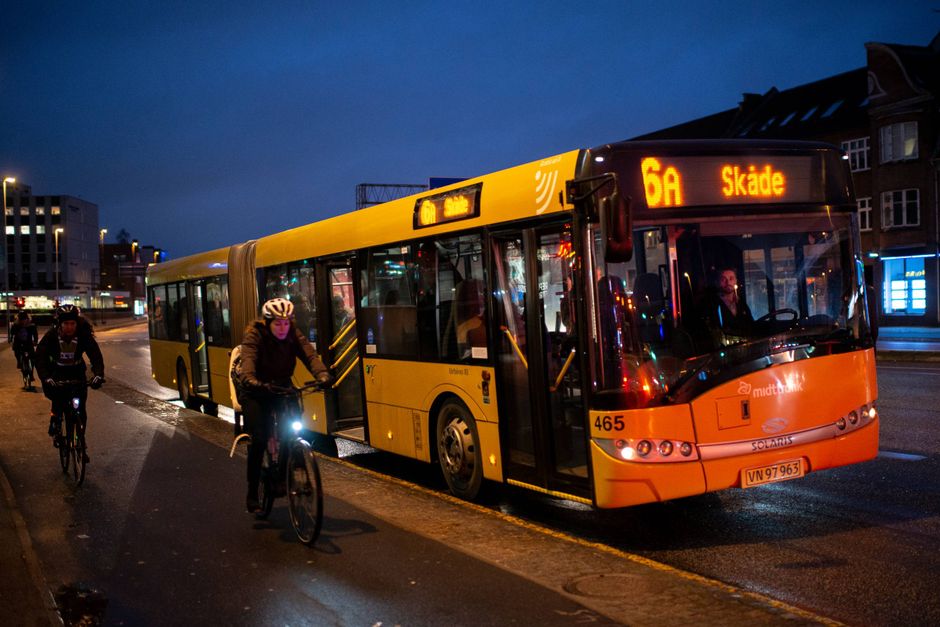 Der er blevet kortere imellem billetkontrollørerne i Aarhus’ bybusser. Byrådet opfordrer Region Midtjylland til samme øvelse, fordi det kan »bidrage til at styrke økonomien« i den kollektive trafik.