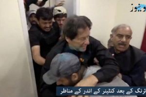 Imran Khan, der indtil april var Pakistans premierminister, er ramt af skud. Formodet gerningsmand er død.