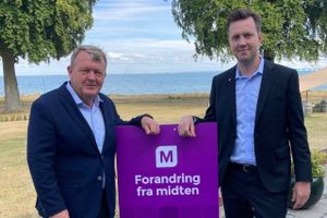 Flere steder i Horsens hænger Lars Løkke Rasmussen i lygtepælene i stedet for den lokale Tobias Grotkjær Elmstrøm. Det er ikke et problem, siger horsensianeren, der under de rette omstændigheder kan se sin partiformand som statsminister.