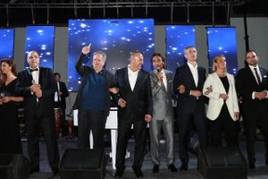 Natos generalsekretær Jens Stoltenberg (nummer tre fra højre) ses ved siden af EU's udenrigschef, Federicia Mogherini under fællessang ved Nato-topmøde.