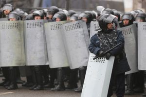 Ifølge polititalsmand blev demonstranter "elimineret", da de forsøgte at storme flere bygninger i byen Almaty.