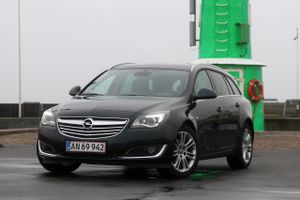 En Opel Insignia kan med fordel købes som næsten ny bil, fordi beskatningsgrundlaget for bilen er lavt, lyder det fra FDM.