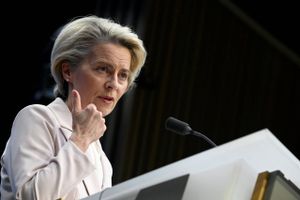EU lægger sig ikke ned i storpolitisk strid om gigantisk amerikansk støttepakke, der frygtes at koste arbejdspladser i Europas grønne industri.