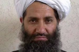 Talibans religiøse leder er for første gang troppet op i offentligheden for at tale til det afghanske folk.