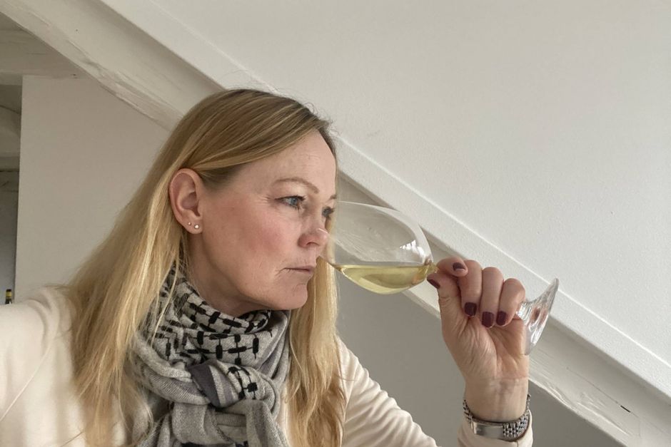 Annette Roesbjerg er uddannet sommelier, fordi hun elsker vin. Hun bruger ikke uddannelsen i en professionel sammenhæng – kun til privat hobbybrug. Derfor nyder hun også at tage på ferier, hvor hun kan få sig en speciel vinoplevelse. 