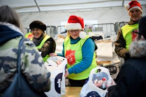 Juleaften er en populær dag for frivillige. Danskerne melder sig i stigende grad til at hjælpe kirker og organisationer, som i mange tilfælde må takke nej. Her er det dog julehjælpen, der bliver uddelt af Frelsens Hær op til jul. Arkivfoto: Philip Davali/Ritzau Scanpix