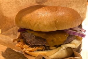 Uanset hvad man måtte mene om navnet Kødstadens Burger Joint, så er det ubestrideligt, at afgørende elementer i menuen ramte præcis som de skulle.