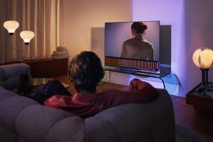 En diskret soundbar under dit tv kan gøre underværker for lyden i film, spil og sport. Den nyeste teknologi gør det muligt at få stor surround alene fra din soundbar. Kobler du subwoofer og satellitter på, bliver det endnu vildere. Her tester vi seks forskellige løsninger.