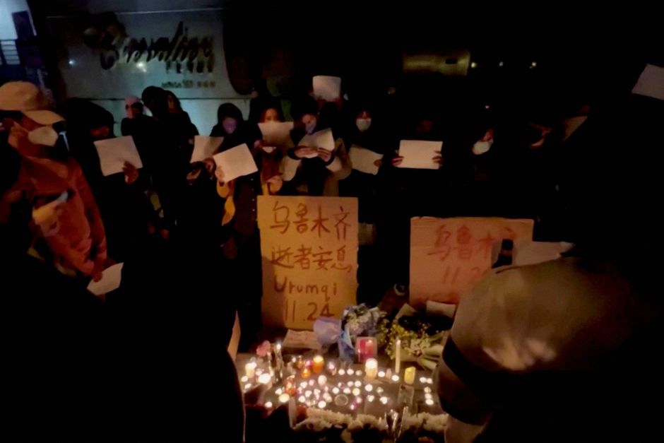 Mindehøjtidelighed for døde i brand udviklede sig til åbne protester mod Kinas regering.