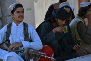 Taliban-regeringen har ikke penge til de mange soldater, som den tidligere afghanske hær havde på lønningslisten. Nu søger de arbejde ved Islamisk Stats lokalafdeling.