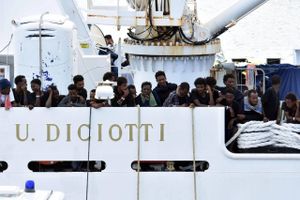 Omkring 150 migranter blev i flere dage holdt hen i uvished, da skibet Diciotti i august blev det seneste i rækken, som Italien ikke ville lade gå i land. Italien truer nu også med ikke at ville forlænge Operation Sophia, der bekæmper menneskesmuglere, hvis resten af EU ikke tager større ansvar for fordelingen af migranter.
Foto: Orietta Scardino