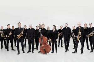 Aarhus Jazz Orchestra og en stribe andre orkestre spiller gratis koncerter i og uden for Musikhuset i jazzfestivalen.   
