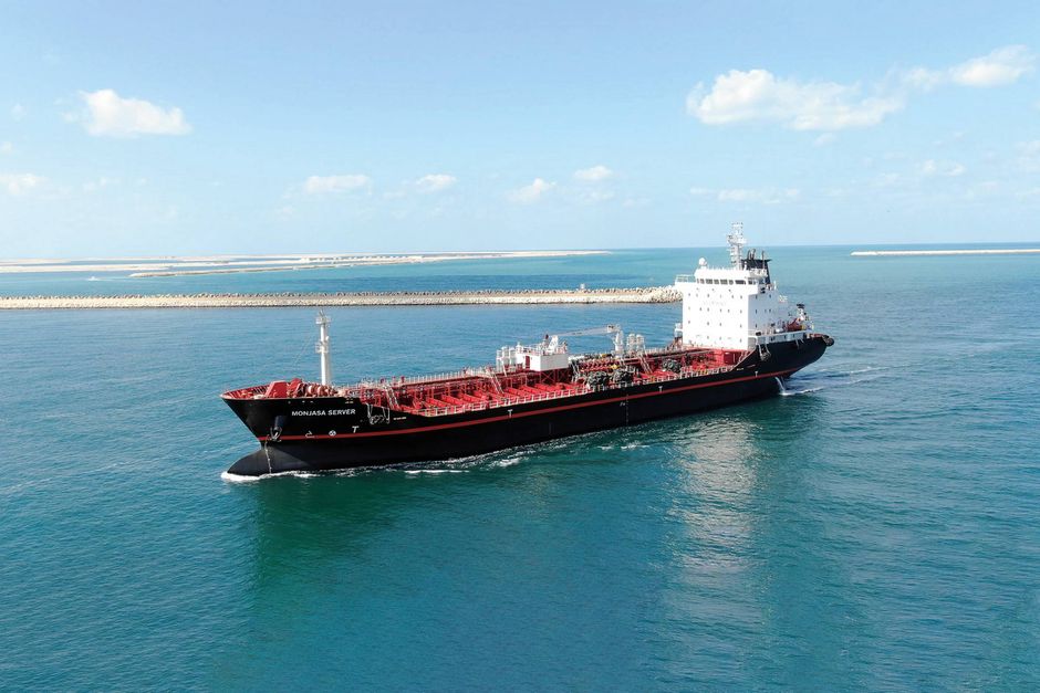 Det danske rederi Monjasa står i en meget svær situation. Dets besætning på 16 mand har søgt beskyttelse på olietankeren, mens pirater stadig har magten over skibet ”Monjasa Reformer”.