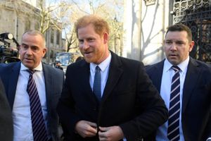 Den britiske prins Harry og flere andre kendisser har sagsøgt Daily Mail for krænkelse af privatlivets fred.