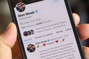 Elon Musk vil med sit opkøb af det sociale medie Twitter give ytringsfriheden endnu videre rammer, end bestyrelsen tillader i dag. Men ekspert understreger det store demokratiske problem ved, at Musks milliarder nu sikrer en ham en ubestridt magtposition på verdens mest dagsordensættende medie.