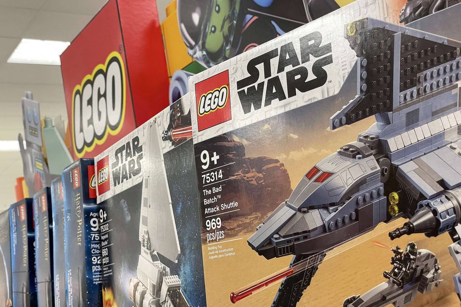 Der skal kreative metoder til for stadig at kunne sælge Legos produkter i landet. 