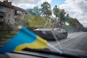 For tiden har Ukraine momentum i kampen mod de russsiske besættere. Men Ukraine ernødt til at udvikle og opretholde et betydeligt militær, der kan modstå Ruslands væbnede styrker. Dette kræver en forpligtelse fra Ukraines allierede over flere årtier, mener Anders Fogh Rasmussen/Reuters