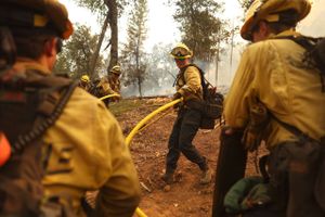 Californien er ramt af en skovbrand, som vokser. Også i Grækenland spreder flammerne sig mod historisk plads. 