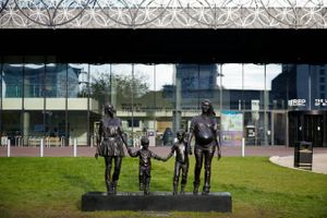 Kunstneren Gillian Wearing har tidligere portrætteret ”en rigtig familie fra Birmingham”. Figuren står foran Birmingham Library i England. Den forestiller to singlemødre. Den ene er gravid, og begge mødre holder hver deres søn i hånden.