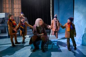 Selvom Ebenezer Scrooge (Niels Anders Manley) er en velhavende forretningsmand, så sidder skillingerne ikke løst på ham, når det gælder juledonationer og andre gode gerninger i ”Et juleeventyr” på Aalborg Teater. Foto: Allan Toft
