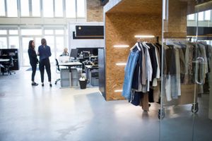 Fire ud af 10 danske selskaber inden for detailhandel med mode har ifølge en ny analyse underskud. Store dele af tøjbranchen forsøger at ruste sig til nye handelsmønstre.