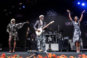 Nile Rodgers & Chic førte os gennem et stykke uopslideligt musikhistorie i Skanderborg. 