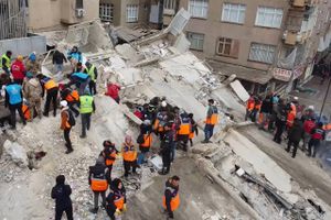 Dødstallene i Tyrkiet og Syrien stiger fortsat efter jordskælv, og mange er stadig fanget under bygninger.