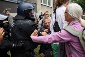 Flere personer er blevet anholdt i forbindelse med ulovlige protester mod coronaregler i Berlin søndag.